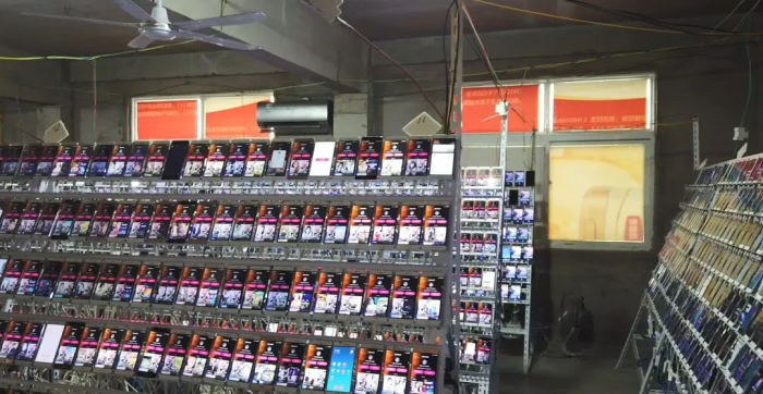 你以為直播間人氣爆棚？其實是26000部手機在自動刷！